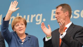 Holger Kelch 2014 auf einer Wahlkampfveranstaltung der CDU mit Bundeskanzlerin Angela Merkel in Cottbus (Foto: dpa/Settnik)