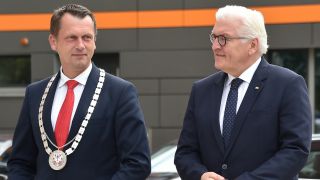Holger Kelch empfängt Bundespräsident Frank-Walter Steinmeier am Stadthaus (Foto: dpa/Settnik)