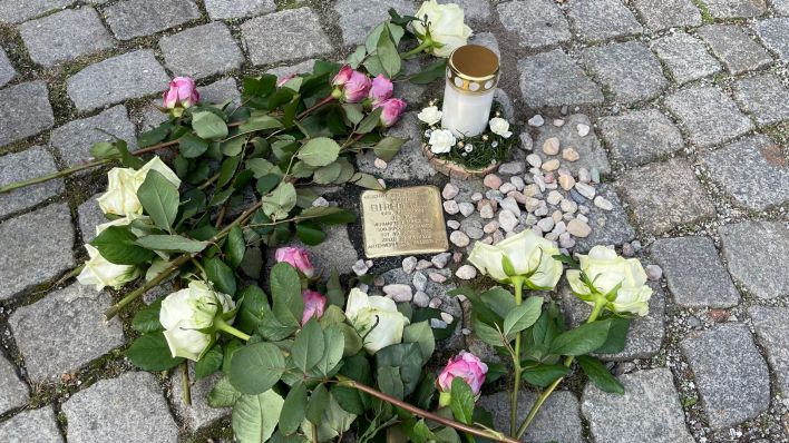 Eingesetzter Stolperstein zur Erinnerung an die Jüdin Elfriede Rulla aus Spremberg