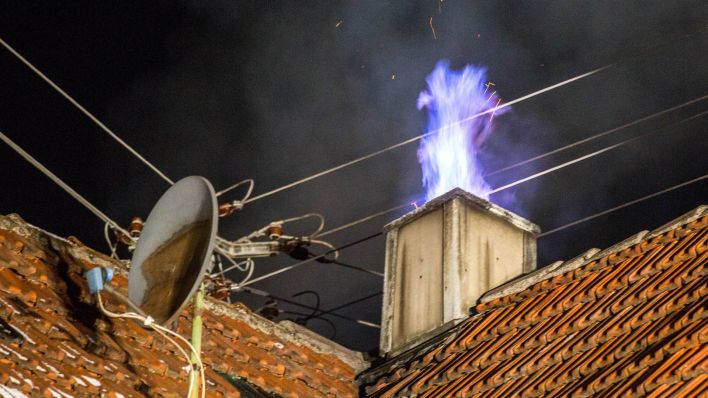 Ein Symbolfoto von einem Schornsteinbrand (Foto: imago/Adomat)