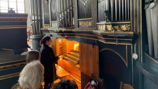 Kantorin Patricia Kramer erklärt den Teilnehmern die "große" Orgel (Bild: rbb/Friedrich)