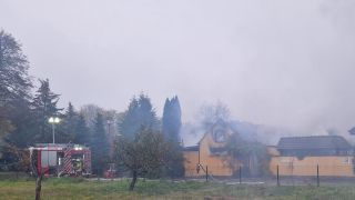 Blick aus der Ferne auf das vom Brand betroffene Gebäude (Foto: rbb/Schiller)