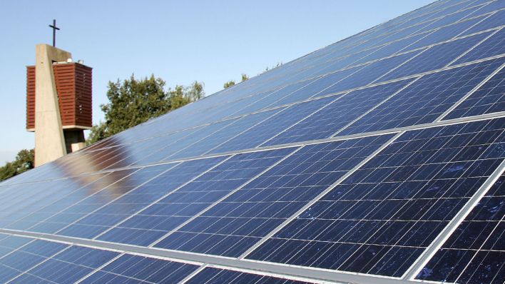 Photovoltaik auf einem Kirchendach (Bild: dpa)