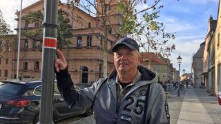 Michael Krüger, Leiter des Luckauer Bauamtes an einer markierten Straßenlaterne