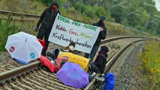 Klimaaktivisten blockieren eine Gleisverbindung für den Transport von Braunkohle zum Kraftwerk Jänschwalde (Foto: dpa/Pleul)