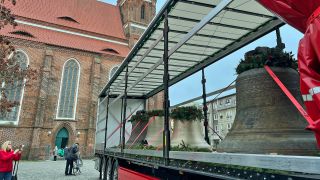 Die neuen und restaurierten Glocken stehen auf einem Lkw-Anhänger vor der Oberkirche (Foto: rbb/Lepsch)