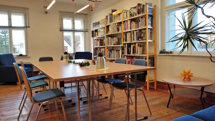 Wärmeinsel in der Stadtbibliothek Lübben, auf dem Tisch stehen heiße Getränke, neben einer Heizung stehen Sessel (Foto: rbb/Friedrich)