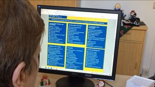 Ein Computerbildschirm zeigt verschiedene Themen auf, über die Kinder und Jugendliche sprechen wollen