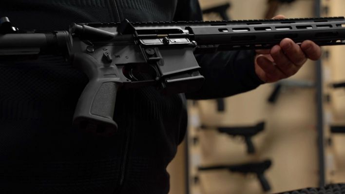 Ein Mann hält die Waffe AR 15 in der Hand (Foto: rbb)