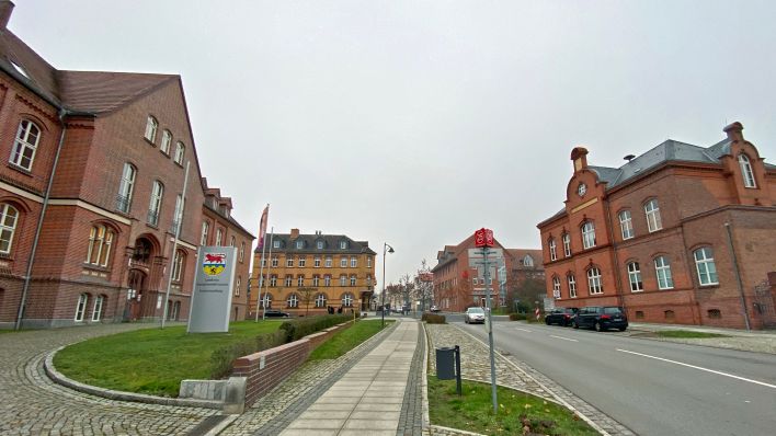 Rechts die „Alte Post“ in Calau, links das Amt für Umwelt- und Bauaufsicht des Landkreises (Foto: Landkreis OSL/Bielitz)