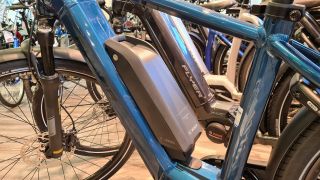 Metallic-blauer Rahmen eines E-Bikes.