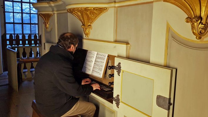 Christopher Lichtenstein an der Orgel in der Dorfkirche Lebusa (Foto: rbb/Wussmann)