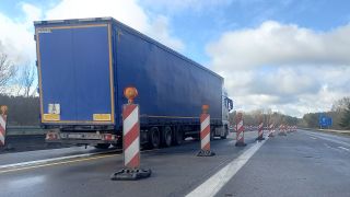 Ciężarówka przejeżdża przez barierki w kierunku Bademeusel (fot. rbb/Mastow)