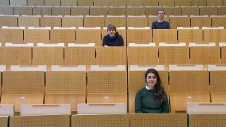 Cathy Sulaiman, Nicolas Borchard und Florian Rokohl sitzen im BTU Hörsaal (Foto: rbb)