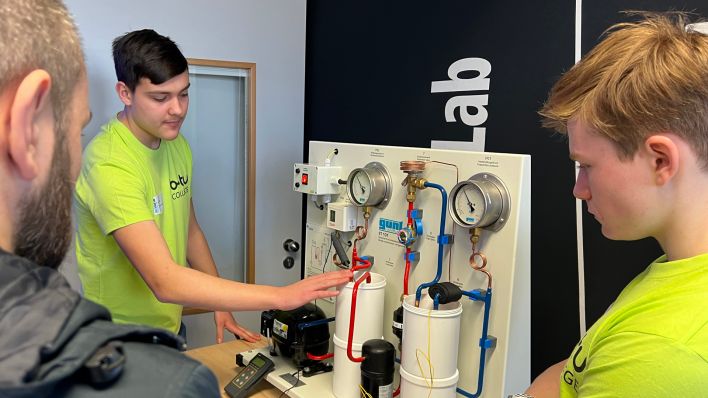 Schüler experimentieren im neuen DLR School Lab an der BTU Cottbus Senftenberg (Foto: rbb/Lepsch)