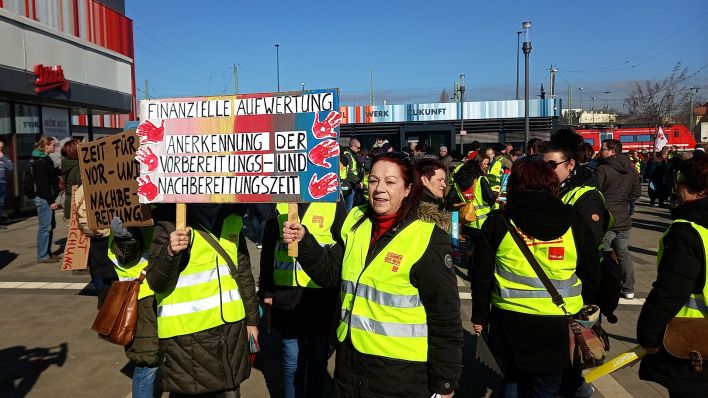 Demoteilnehmerinnen halten ein beschriebenes Schild (Foto: rbb/Mastow)