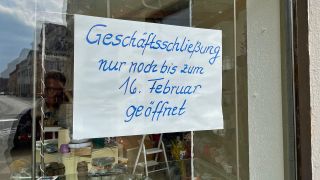 Ein Schild an einem Schaufenster macht auf eine Geschäftsschließung in Bad Liebenwerda aufmerksam (Foto: rbb/Pospesch)