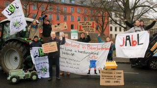 Demonstranten vor dem Firmensitz der Deutschen Wohnen in Berlin (Bild: Arbeitsgemeinschaft bäuerliche Landwirtschaft)