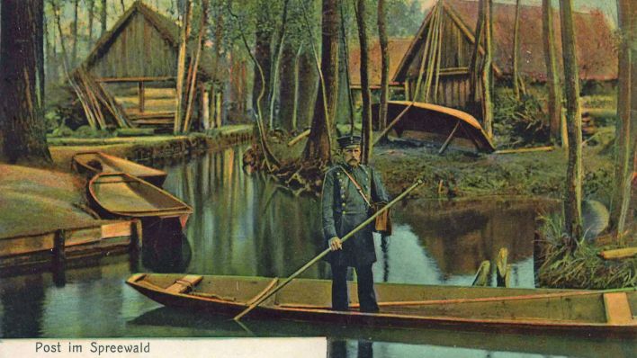kolorierte Postkarte Briefträger in einem Kahn im Spreewald aus den 1910er Jahren (Foto: dpa/akg-images)