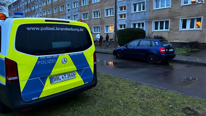 Ein Polizeifahrzeug vor dem Tatort in Senftenberg (Bild: rbb/Schaale)