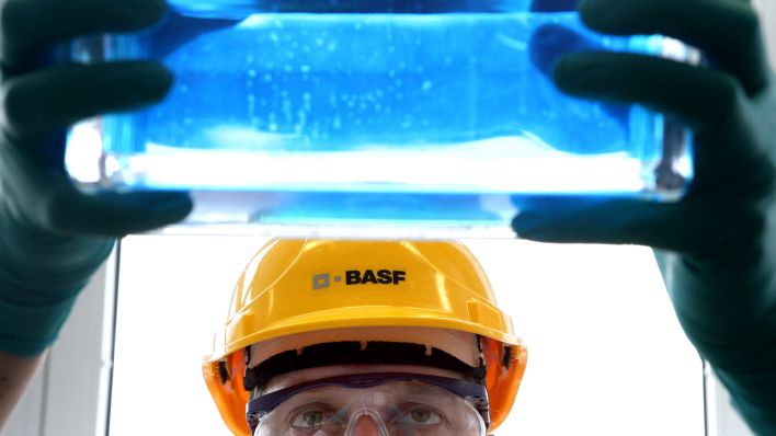Ein Mitarbeiter der BASF Schwarzheide arbeitet in der Wasserbasislackanlage des Chemieunternehmens (dpa/Pleul)