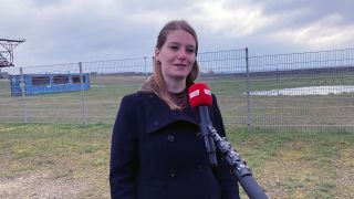 Projektleiterin Tanja Trittel im Interview vor der Förderbrücke F60