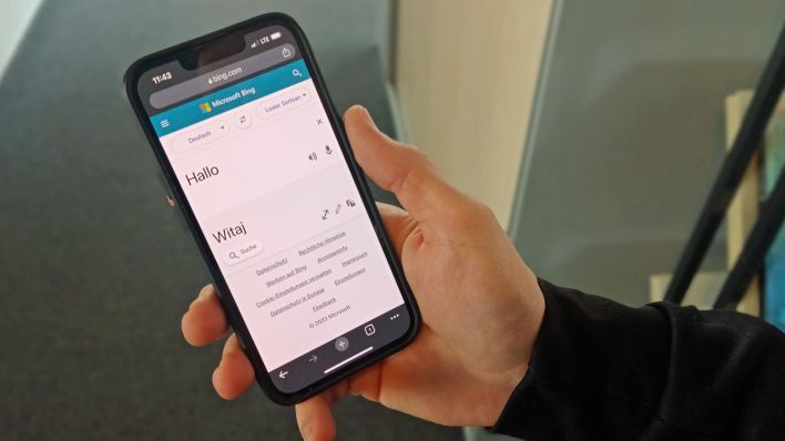 EinMann hält ein Handy in der Hand, auf der die Bing-Übersetzerseite mit Niedersorbisch aufgerufen ist (Foto: rbb/Schneider)