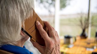 Eine Seniorin telefoniert mit ihrem Smartphone (Foto: dpa/Gollnow)