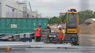 Bauarbeiter auf der Baustelle des künftigen neuen Bahnwerks in Cottbus (Foto: rbb/Screenshot)