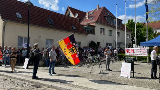 Demonstranten vor dem Kreistag in Lübben (Bild: rbb/Friedrich)