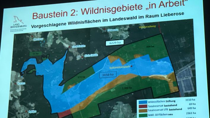 Eine Seite einer Präsentation zeigt, wo in der Lieberoser Heide neue Wildnisgebiete entstehen sollen (Foto: rbb/Friedrich)