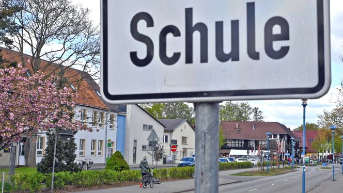 Das Wort "Schule" steht an einem Schild vor der Grund- und Oberschule in Burg (Foto: rbb/Pleul)