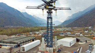 Test-Energiespeicherturm der Firma Energy Vault in der Schweiz (Foto: dpa/Keystone/Crinari)