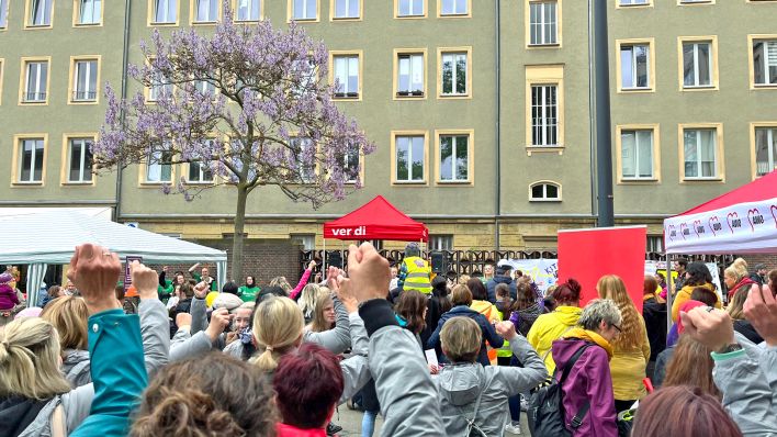 Kundgebung am Stadtbrunnen in Cottbus (Foto: rbb/van Capelle)