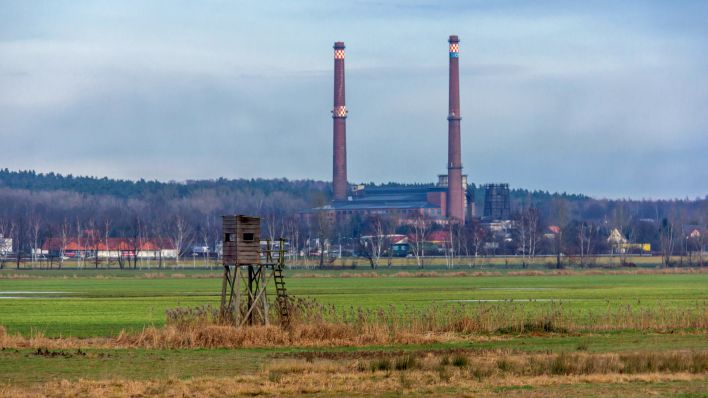 Das alte Kraftwerk Plessa aus der Ferne (Foto: dpa/Seifert/Zoonar)