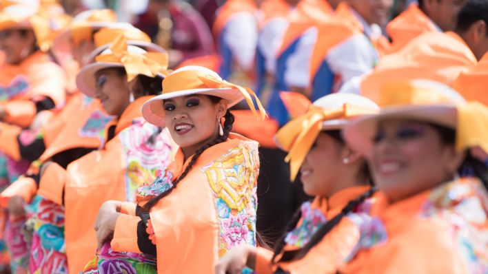 Eine Tanzgruppen aus Peru nimmt am Festumzug des Internationalen Folklorefestival Lausitz teil (Archivfoto: dpa/Kahnert)