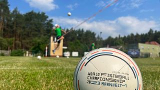 Ein Faustball mit WM-Aufdruck liegt am Spielfeldrand in Bademeusel (Foto: rbb/Anders-Lepsch)
