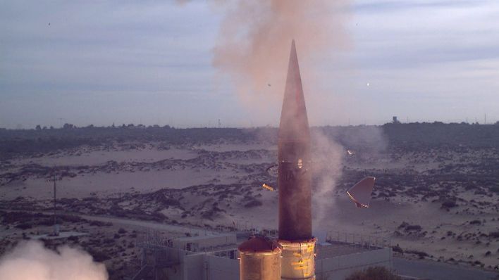 Ein vom israelischen Verteidigungsministerium am 03. Januar 2014 zur Verfügung gestelltes Foto zeigt eine "Arrow-3"-Abfangrakete (Foto: dpa/Israeli Ministry Of Defense)