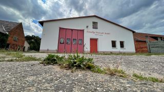 Blick auf das geschlossene Gebäude der Feuerwehrwache Mahdel (Foto: rbb/Manske)
