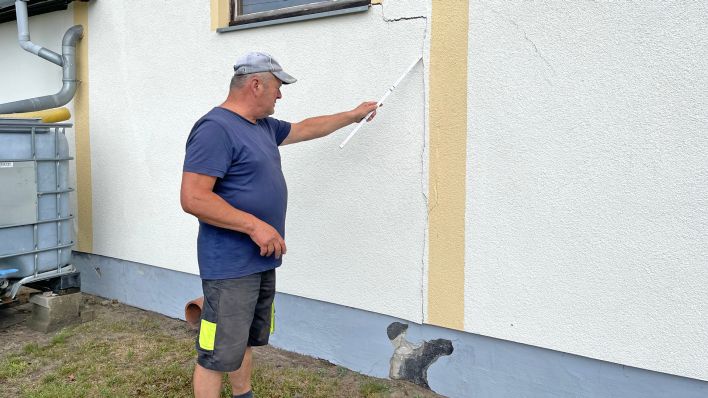 Anwohner Joachim Blau zeigt einen Riss an der Wand seines Hauses (Foto: rbb/Opitz)