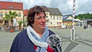 Bürgermeisterin Daniela Maurer im Interview mit dem rbb auf dem Marktplatz (Foto: rbb/Screenshot)