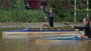 Zoe Millinger und Charlotte Mahling in Kayaks auf der Spree in Spremberg (Foto: rbb/Screenshot)