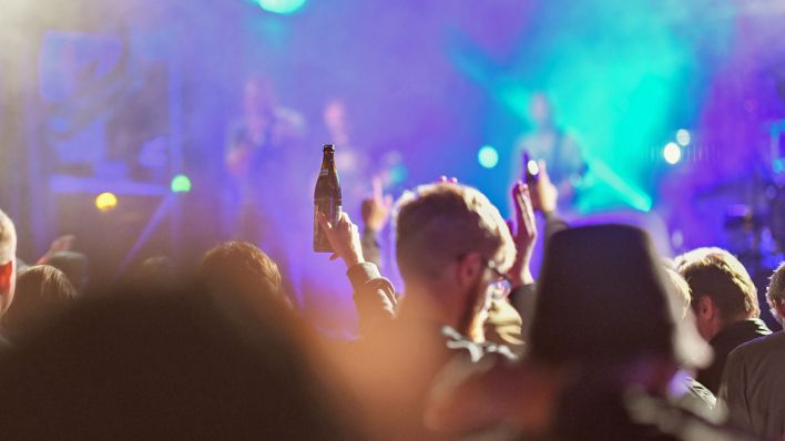 Partyleute halten bei einem Konzert ihre Hände in die Luft (Symbolfoto: dpa/Ostalb Network)