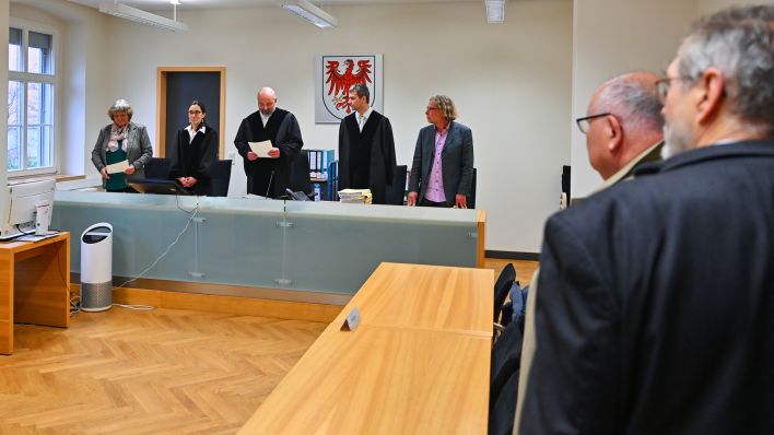 Richter des Verwaltungsgerichts Cottbus beginnen mit der Verhandlung zum Klageverfahren der Haasenburg GmbH (Foto: dpa/Pleul)