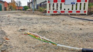 Das zerstörte Kabel in Zwietow liegt auf der Straße (Foto: rbb/Mastow)