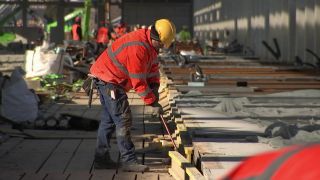 Bauarbeiter auf der Bahnwerk-Baustelle (Foto: rbb)