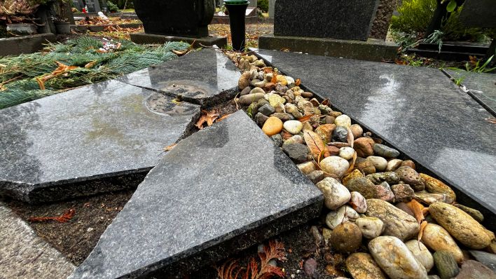 Schäden an einem Grab auf dem Senftenberger Friedhof (Bild: rbb/van Capelle)