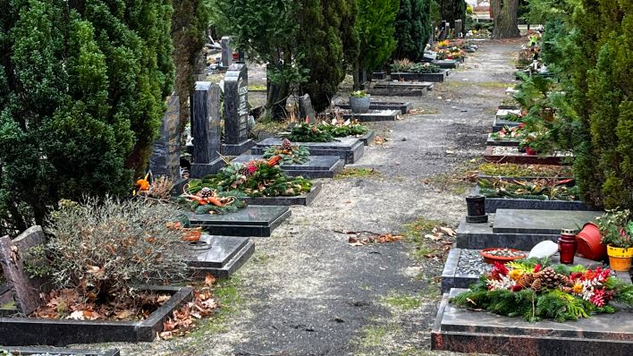 Gräber auf dem Senftenberger Friedhof (Bild: rbb/van Capelle)
