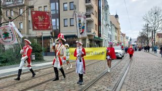 Der Karnevalszug der frählichen Kinder mit einer Gruppe Verkleideter zieht am Cottbuser Altmarkt vorbei.