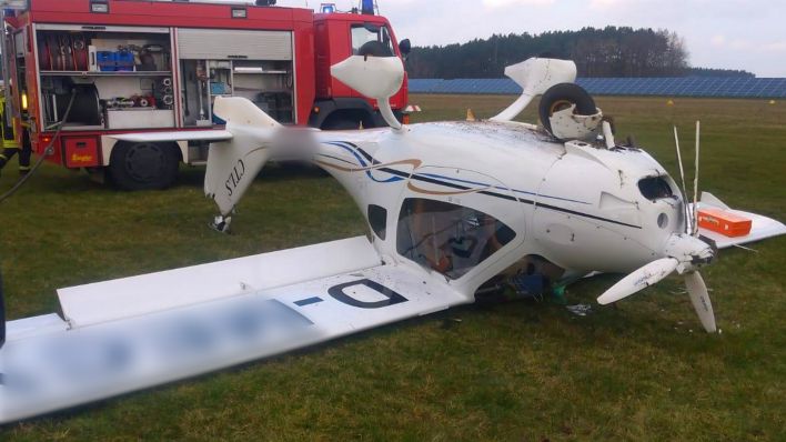 Das abgestürzte Flugzeug auf dem Flugplatz Neuhausen (Bild: privat).